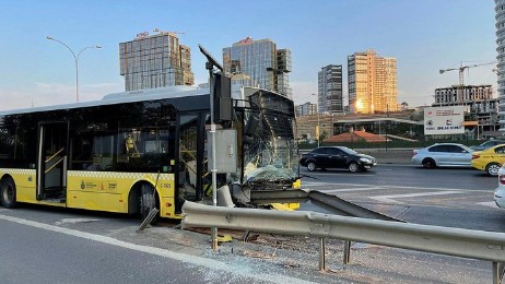 İstanbul'da facianın eşiğinden dönüldü! İETT otobüsü bariyerlere saplandı